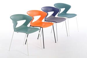 Der farbenfrohe Pisa Stapelstuhl ist der stabil